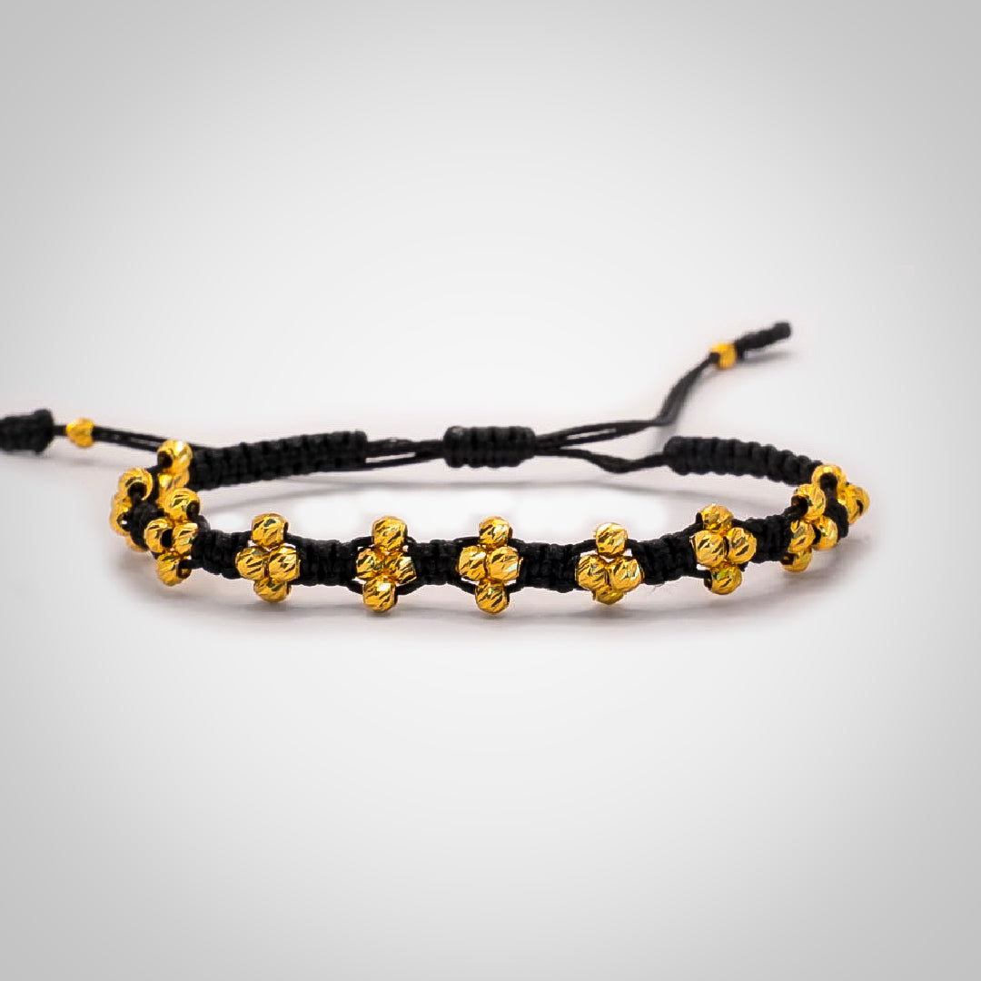 Pulsera Clover Gold en Oro de 18K – Diseño de Trébol con Perlas Diamantadas